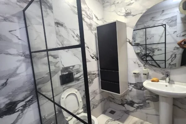 Shtepi me qera Apartament ne Tirane, 2+1, Mobilimi E mobiluar, Pagesa 80,000  Leke.