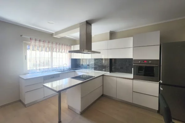 Shtepi me qera Apartament ne Tirane, 2+1, Mobilimi E mobiluar, Pagesa 80,000  Leke.