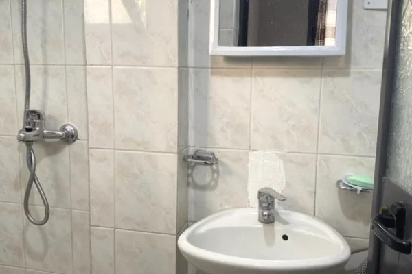 Shtepi me qera Shtepi Private ne Tirane, 1+1, Mobilimi E mobiluar, Pagesa 50,000  Leke.