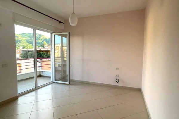 Shtepi me qera Apartament ne Tirane, 1+1, Mobilimi Bosh, pa mobiluar, Pagesa 40,000  Leke.