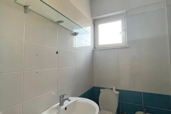 Shtepi me qera Apartament ne Tirane, 1+1, Mobilimi Bosh, pa mobiluar, Pagesa 40,000  Leke.