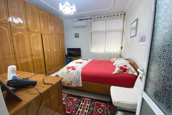 Shtepi me qera Apartament ne Tirane, 2+1, Mobilimi E mobiluar, Pagesa 55,000  Leke.