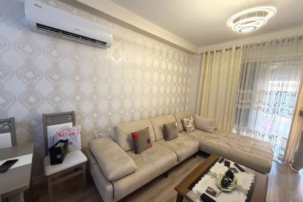 Shtepi me qera Apartament ne Tirane, 2+1, Mobilimi E mobiluar, Pagesa 55,000  Leke.