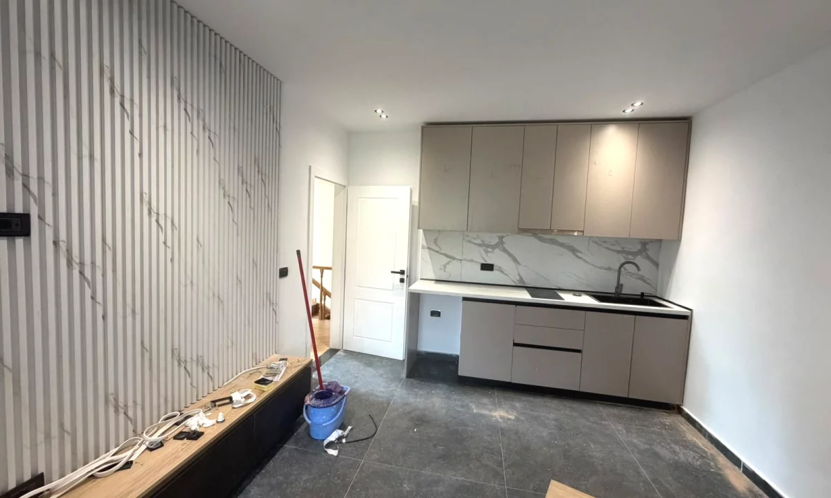 Shtepi me qera Apartament ne Tirane, Garsoniere, Mobilimi E mobiluar, Pagesa 40,000  Leke.