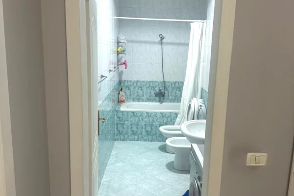 Shtepi me qera Apartament ne Tirane, 2+1, Mobilimi E mobiluar, Pagesa 70,000  Leke.