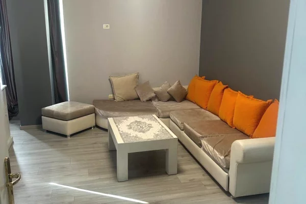 Jepet me qira 2+1 Rruga E Elbasanit 700 mije leke
