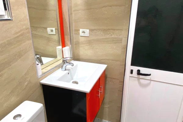 Shtepi me qera Shtepi Private ne Tirane, 1+1, Mobilimi E mobiluar, Pagesa 45,000  Leke.
