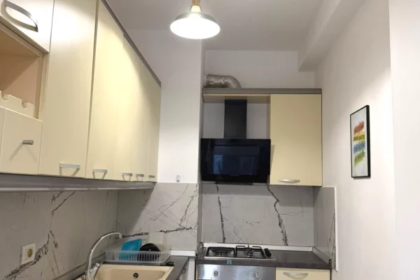 Shtepi me qera Apartament ne Tirane, 2+1, Mobilimi E mobiluar, Pagesa 50,000  Leke.