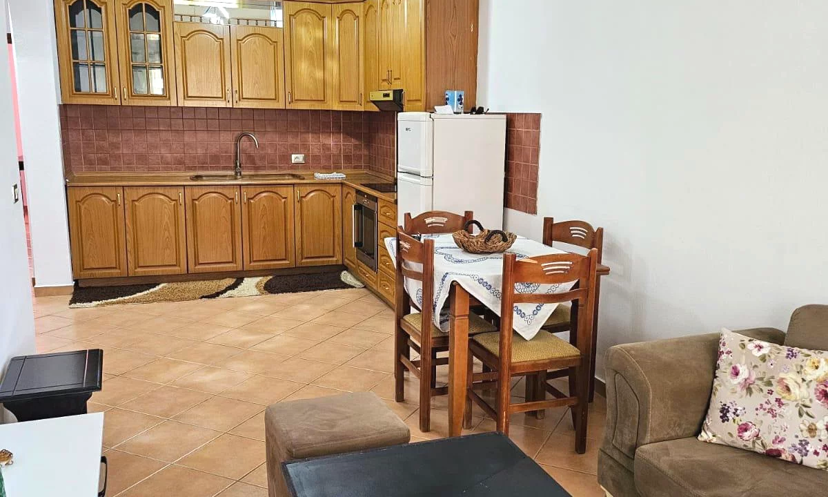 Shtepi me qera Shtepi Private ne Tirane, 3+1, Mobilimi E mobiluar, Pagesa 55,000  Leke.