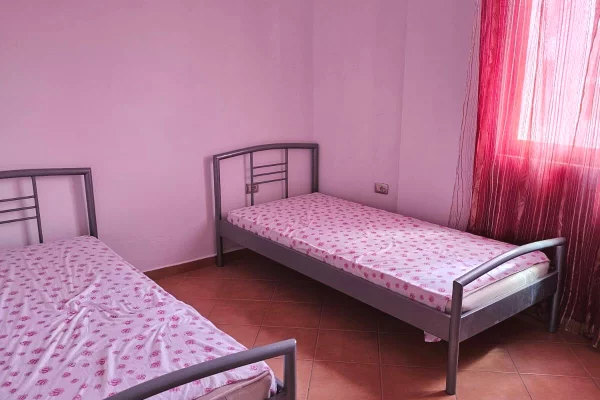 Shtepi me qera Shtepi Private ne Tirane, 3+1, Mobilimi E mobiluar, Pagesa 55,000  Leke.