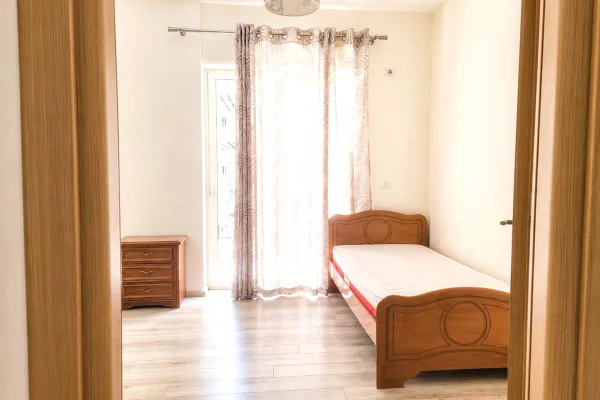 Shtepi me qera Apartament ne Tirane, 2+1, Mobilimi E mobiluar, Pagesa 65,000  Leke.