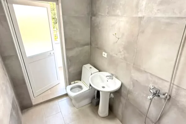 Shtepi me qera Apartament ne Tirane, 2+1, Mobilimi Bosh, pa mobiluar, Pagesa 45,000  Leke.