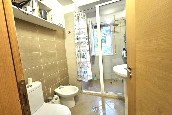 Shtepi me qera Apartament ne Tirane, 2+1, Mobilimi E mobiluar, Pagesa 65,000  Leke.