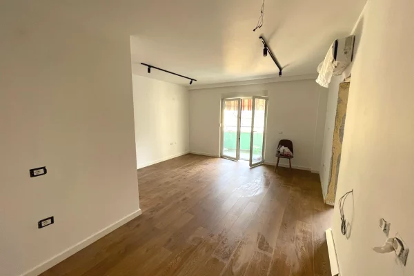 Ambient biznesi me qera 3+1 ne Tirane - 100,000 Leke