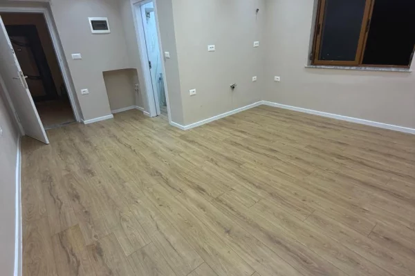 Shtepi ne shitje Apartament ne Tirane, Garsoniere, Mobilimi Bosh, pa mobiluar, Pagesa 7,500,000  Leke.