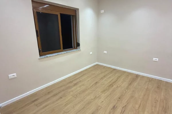Shtepi ne shitje Apartament ne Tirane, Garsoniere, Mobilimi Bosh, pa mobiluar, Pagesa 7,500,000  Leke.