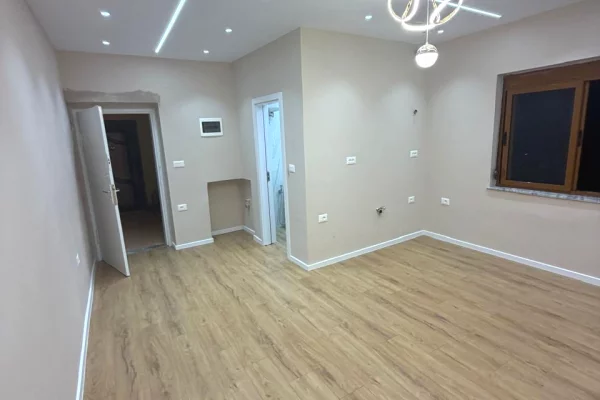 Shtepi ne shitje Apartament ne Tirane, Garsoniere, Mobilimi Bosh, pa mobiluar, Pagesa 7,500,000  Leke.