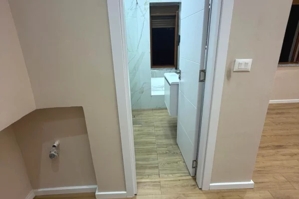 Shtepi ne shitje Apartament ne Tirane, Garsoniere, Mobilimi Bosh, pa mobiluar, Pagesa 7,500,000  Leke.