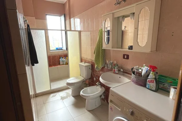 Shtepi me qera Apartament ne Tirane, 2+1, Mobilimi E mobiluar, Pagesa 55,000  Leke.