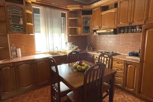 Shtepi me qera Apartament ne Tirane, 2+1, Mobilimi E mobiluar, Pagesa 55,000  Leke.