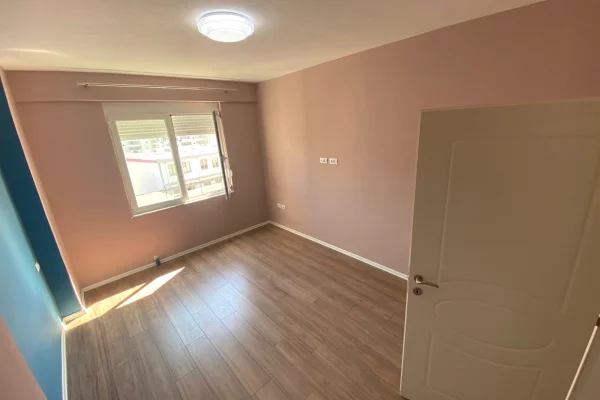 Shtepi me qera Apartament ne Tirane, 2+1, Mobilimi Bosh, pa mobiluar, Pagesa 50,000  Leke.