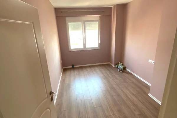 Shtepi me qera Apartament ne Tirane, 2+1, Mobilimi Bosh, pa mobiluar, Pagesa 50,000  Leke.