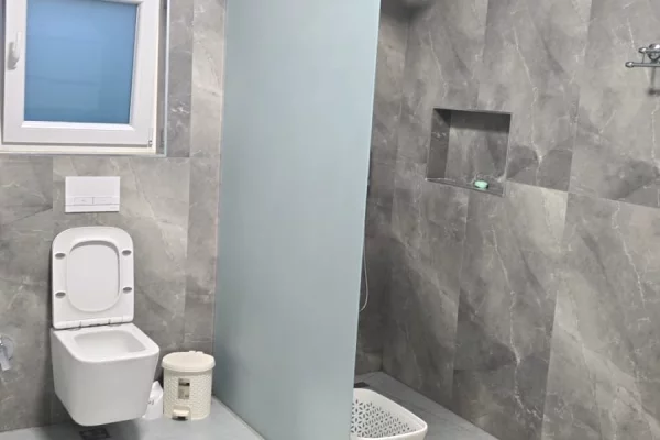Shtepi me qera Shtepi Private ne Tirane, 1+1, Mobilimi E mobiluar, Pagesa 45,000  Leke.