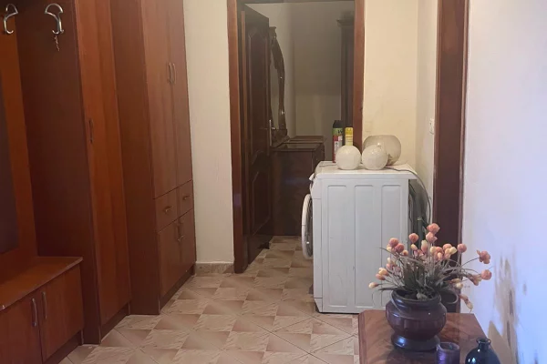 Casa in vendita Appartamento a Tirana, 1+1, Ambiente SemiArredato, Pagamento 110,000  Euro.