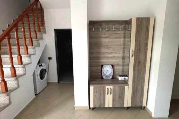 Shtepi me qera Shtepi Private ne Tirane, 2+1, Mobilimi E mobiluar, Pagesa 50,000  Leke.