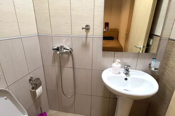 Shtepi me qera Apartament ne Tirane, 2+1, Mobilimi E mobiluar, Pagesa 65,000  Leke.