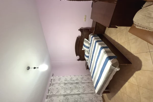 Shtepi me qera Apartament ne Tirane, 2+1, Mobilimi E mobiluar, Pagesa 50,000  Leke.
