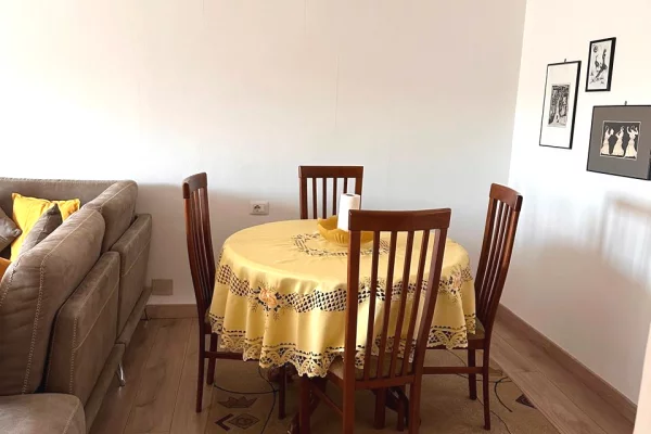 Shtepi me qera Apartament ne Tirane, 2+1, Mobilimi E mobiluar, Pagesa 650  Euro.