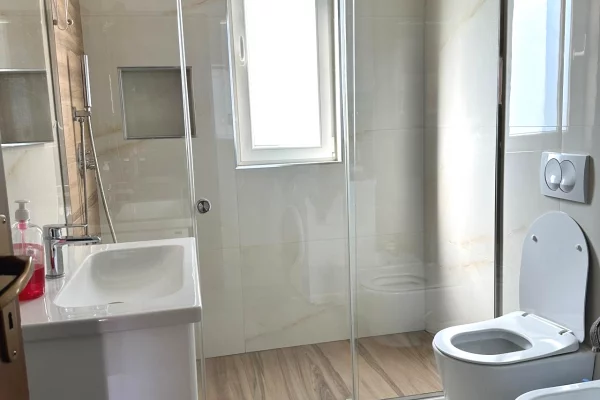 Shtepi me qera Apartament ne Tirane, 2+1, Mobilimi E mobiluar, Pagesa 650  Euro.