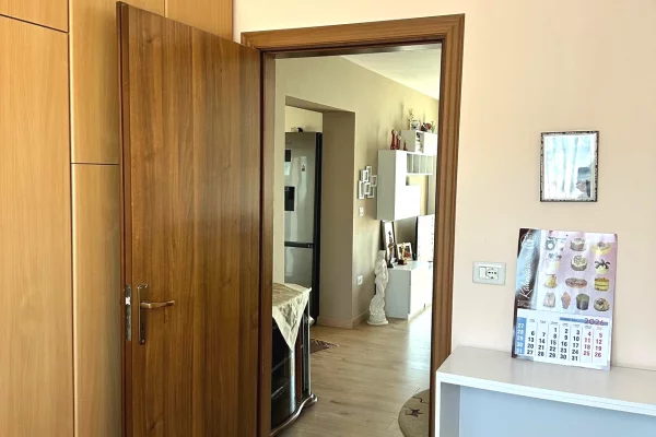 Shtepi me qera Apartament ne Tirane, 2+1, Mobilimi E mobiluar, Pagesa 650  Euro.