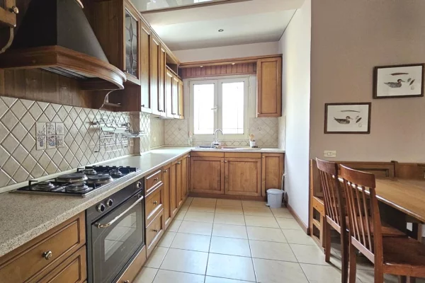 Shtepi me qera Apartament ne Tirane, 2+1, Mobilimi E mobiluar, Pagesa 800  Euro.