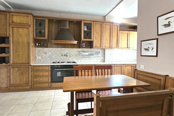 Shtepi me qera Apartament ne Tirane, 2+1, Mobilimi E mobiluar, Pagesa 800  Euro.