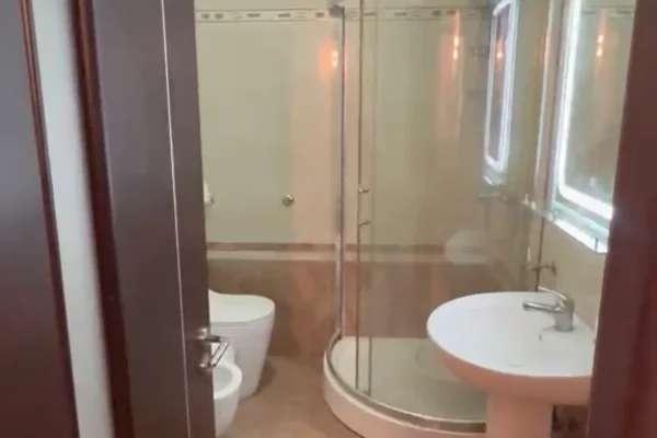 Shtepi me qera Apartament ne Tirane, 2+1, Mobilimi E mobiluar, Pagesa 850  Euro.