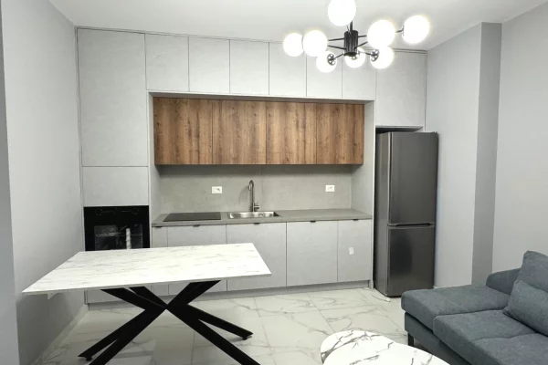 Shtepi me qera Apartament ne Tirane, 2+1, Mobilimi E mobiluar, Pagesa 75,000  Leke.