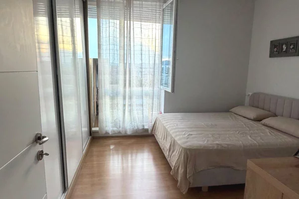 Shtepi me qera Apartament ne Tirane, 3+1, Mobilimi E mobiluar, Pagesa 90,000  Leke.
