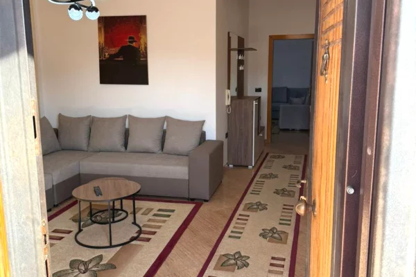 Shtepi me qera Shtepi Private ne Tirane, 2+1, Mobilimi E mobiluar, Pagesa 60,000  Leke.