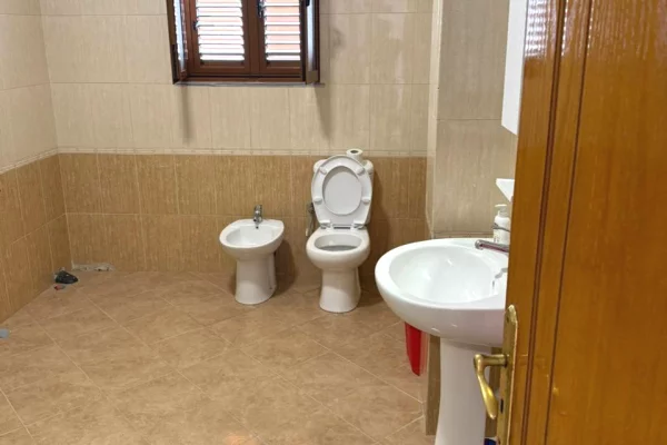 Shtepi me qera Shtepi Private ne Tirane, 2+1, Mobilimi E mobiluar, Pagesa 60,000  Leke.