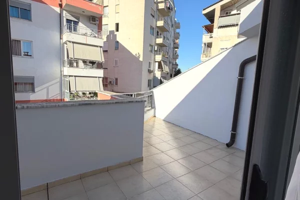 Shtepi me qera Apartament ne Tirane, 2+1, Mobilimi E mobiluar, Pagesa 90,000  Leke.