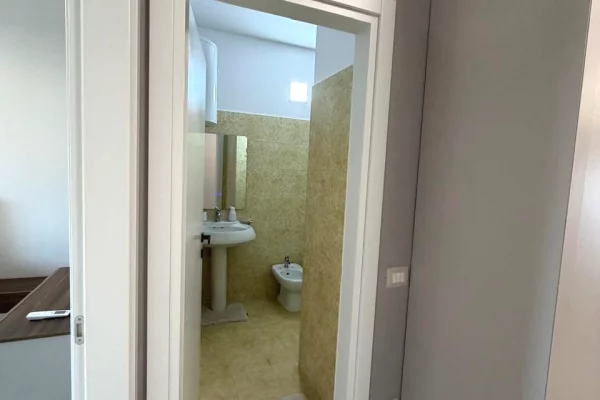 Shtepi me qera Apartament ne Tirane, 2+1, Mobilimi E mobiluar, Pagesa 90,000  Leke.
