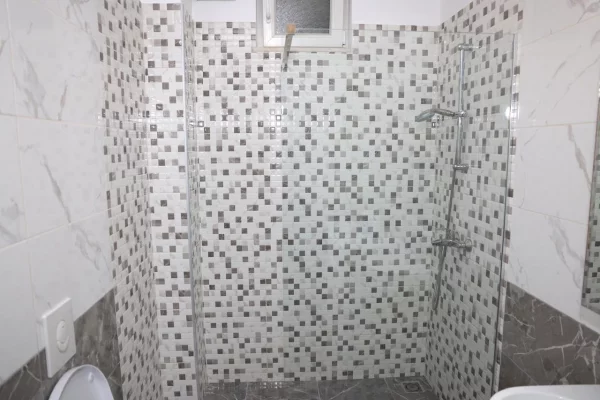 Shtepi me qera Apartament ne Tirane, 2+1, Mobilimi E mobiluar, Pagesa 80,000  Leke.