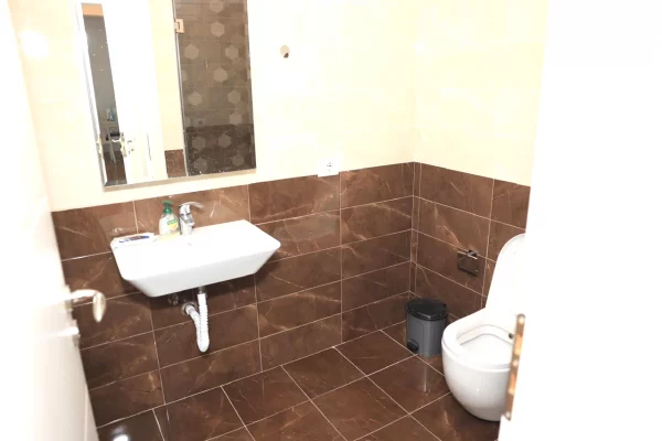 Shtepi me qera Apartament ne Tirane, 2+1, Mobilimi E mobiluar, Pagesa 80,000  Leke.