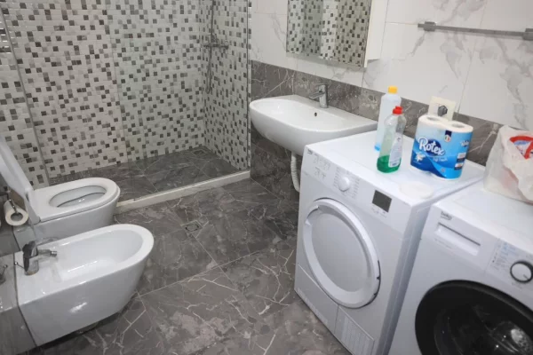 Shtepi me qera Apartament ne Tirane, 2+1, Mobilimi E mobiluar, Pagesa 80,000  Leke.