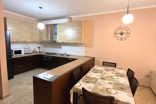 Shtepi me qera Apartament ne Tirane, 2+1, Mobilimi E mobiluar, Pagesa 800  Euro.