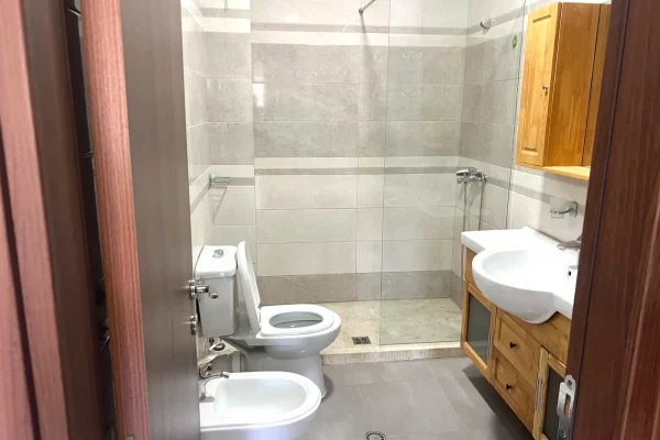 Shtepi me qera Apartament ne Tirane, 2+1, Mobilimi Bosh, pa mobiluar, Pagesa 45,000  Leke.