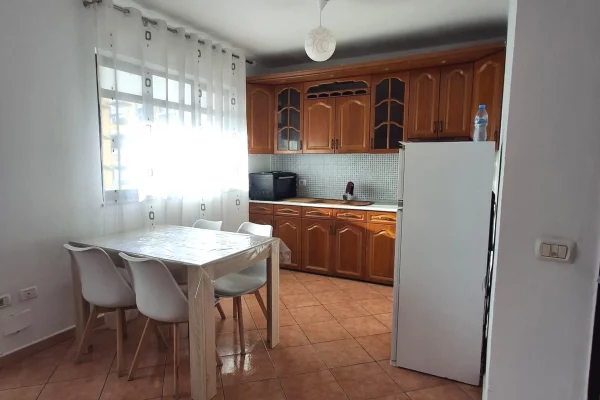 Shtepi me qera Apartament ne Tirane, 2+1, Mobilimi E mobiluar, Pagesa 45,000  Leke.