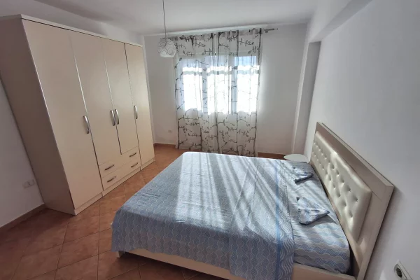 Shtepi me qera Apartament ne Tirane, 2+1, Mobilimi E mobiluar, Pagesa 45,000  Leke.